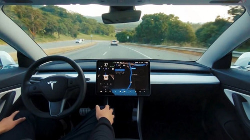Tesla : l'Autopilot est maintenant 10 fois plus sûr qu'une voiture classique