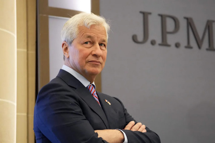 摩根大通首席执行官杰米·戴蒙 (Jamie Dimon) 在美国新法国总部落成典礼上旁观'  摩根大通银行于 2021 年 6 月 29 日在巴黎举行。 - 美国银行摩根大通的新交易大厅是自 1 月以来英国脱欧如何改变欧洲金融格局的最新例证。 （照片由 Michel Euler / POOL / AFP 拍摄）（照片由 MICHEL EULER/POOL/AFP 拍摄，来自 Getty Images）