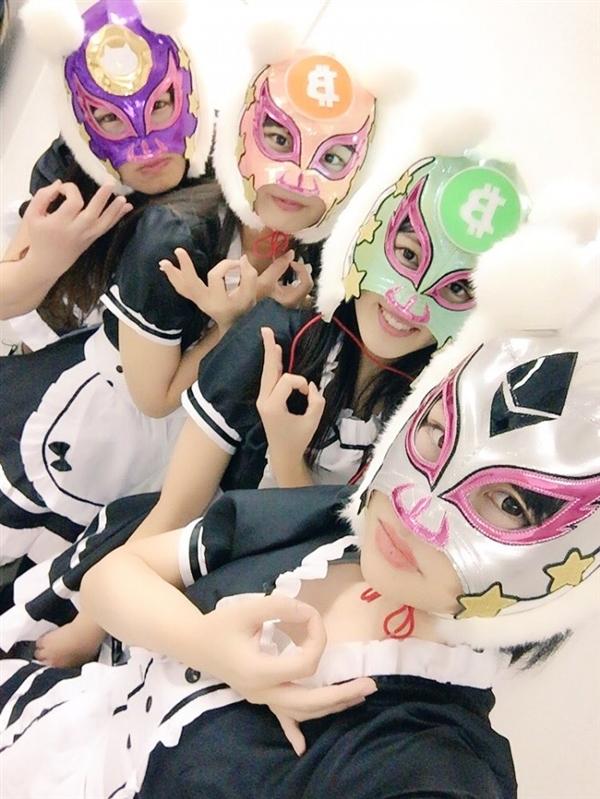 日本首个虚拟货币女子偶像团完成首演：场面火爆